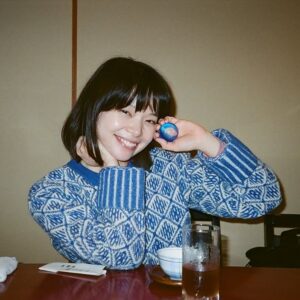 Yukino Kishii Instagram - 2/11は誕生日でした🎂
メッセージをくれた方、気にかけてくださった方、有難うございました。今取り組んでいる組のみなさんと日付を跨ぎました✨ありがとうございます😊

あたらしいことといえば
大人計画（！）の舞台に出演します。
演目は『ふくすけー歌舞伎町黙示録ー』です。
ほんとうにうれしい、うれしかった！
わたしは何か始まる前が一番こわくて、今、こころだけがざわついて、だからいつものこと、いよいよほんとうに始まるってこと。

わたしは大切な人のために優れた言葉を渡すことはできないけど、言い尽くされたことばを心から伝えることができます。聞き慣れた言葉の力を知っています。
取るに足らない時間が、それこそが取るに足るものだと。

では、土曜日のよる10時からNHK総合『お別れホスピタル』第三話、みてくださいね。