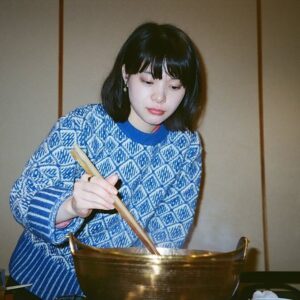 Yukino Kishii Instagram - 2/11は誕生日でした🎂
メッセージをくれた方、気にかけてくださった方、有難うございました。今取り組んでいる組のみなさんと日付を跨ぎました✨ありがとうございます😊

あたらしいことといえば
大人計画（！）の舞台に出演します。
演目は『ふくすけー歌舞伎町黙示録ー』です。
ほんとうにうれしい、うれしかった！
わたしは何か始まる前が一番こわくて、今、こころだけがざわついて、だからいつものこと、いよいよほんとうに始まるってこと。

わたしは大切な人のために優れた言葉を渡すことはできないけど、言い尽くされたことばを心から伝えることができます。聞き慣れた言葉の力を知っています。
取るに足らない時間が、それこそが取るに足るものだと。

では、土曜日のよる10時からNHK総合『お別れホスピタル』第三話、みてくださいね。