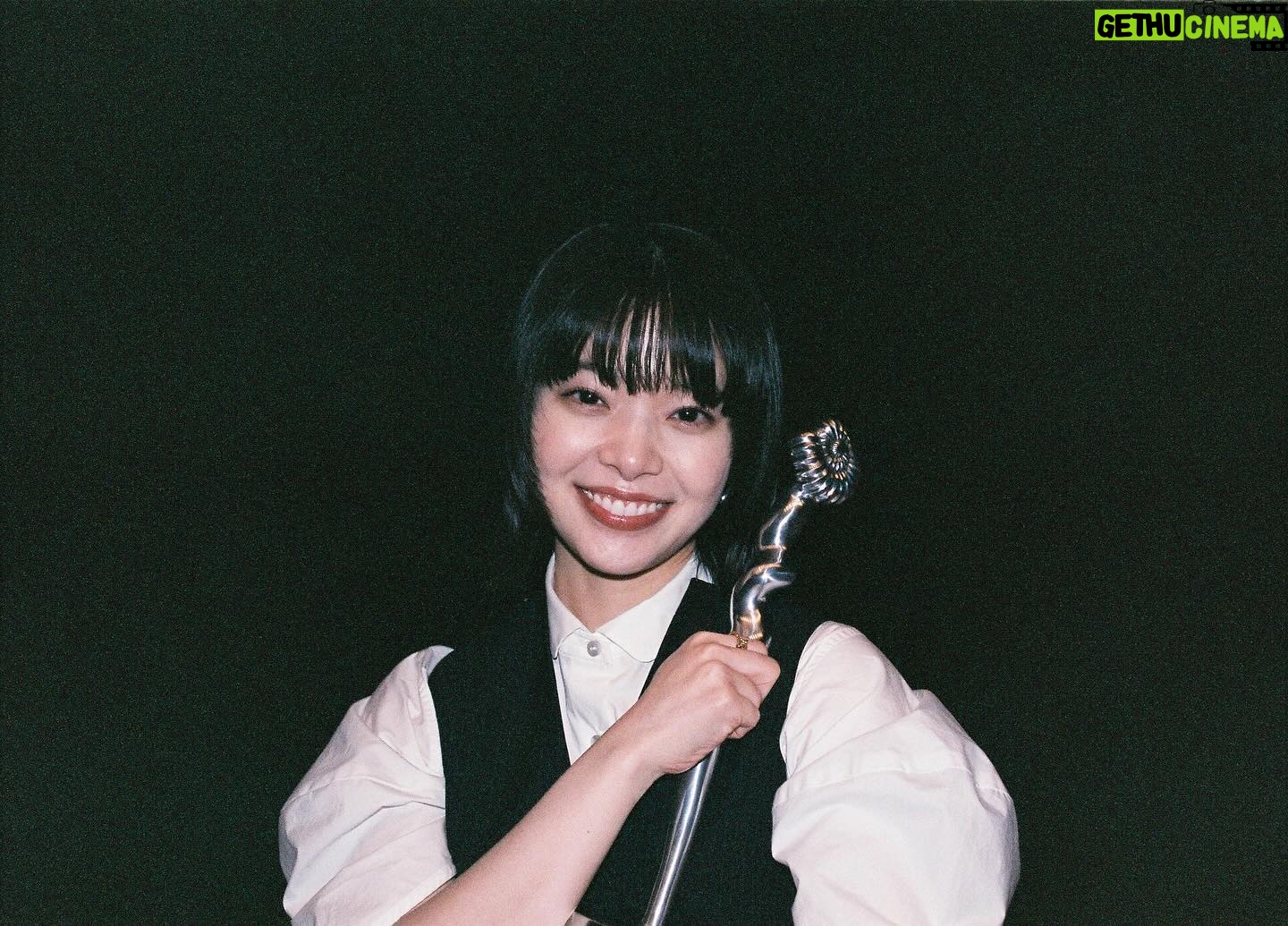 Yukino Kishii Instagram - 先月、『ケイコ 目を澄ませて 』で ヨコハマ映画祭主演女優賞、作品賞、撮影賞、審査員特別賞(松浦慎一郎と彼に導かれたボクシング映画!!)を受賞しました。 ケイコでの賞レースの最後の機会を、初めて新人賞をいただいたヨコハマで迎えることができて幸せです。GOLE! 有難うございました。 忘れないでいてくれて有難う。 これからもケイコをよろしくお願いします! 2021年3月の荒川とその刹那を閉じこめました! 月永さんが16ミリで撮るこのまちの景色やジムはにおいまで漂ってきそうです。誰もいないジムのリングで、陽のひかりを受けた塵のショットがとても好きです!