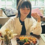 Yukino Kishii Instagram - 😊 アナザースカイin België🇧🇪💛（ 🇫🇷） 今週金曜日よる11時から日本テレビ📺ですね🌤️ もうあさってだ！ この夏はパリもベルギーもスイスも行きました🇨🇭⛰️ は〜。夢のような夏だった。ありがとうございます。 のこりがあるならこのまま冷房のなかでおわるかな？ わたしの思う夏のゆめは ずっと言っているだけでやったことはないけど 川でスイカを冷やすこと🍉 ビニール紐みたいなのでしばって、 たいして冷えないんだろうけど。 果物ならなんでもいいけど❤️