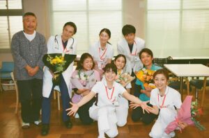 Yukino Kishii Instagram - 『お別れホスピタル』
本当に本当に、有難うございました！！！
死ぬことは生きること。生きることは死ぬこと。
それ以外はまだ分からない、おわらない問いです。

もしかしたら、いつかわたしもお別れホスピタルのような、療養病棟にお世話になるかもしれないですよね。
わたしはこのドラマに携わって、思うことがありました。
いつか療養に行くとしたら、
人生の最期に、まだ、新しい出会いがあるなんて、それってすごいことだなと
それはきっと、私がどんな状況でも、ゆたかなことなのだと。

今回協力してくださった先生方、看護師の方々、
沖田さんの原作と安達さんの脚本、演出の柴田さん笠浦さん、共演者のみなさん、スタッフさん、みんなみんなみんな、一緒だったから最終回まで作り上げることができました。
ありがとうございます！

なにより、観てくださったみなさま、有難うございました。
再放送や、オンデマンドでぜひ何度でも観てください。
辺見はいつでもそこにいます。
実際に働いてらっしゃる方に深い尊敬を込めて。
わたしもみんなにまた会いたいです🍢🍬