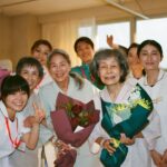 Yukino Kishii Instagram - お別れホスピタル 一話視聴してくださった方有難うございました。 NHKオンデマンドで観れますのでぜひ見てください。 仙道さん、慈ちゃん、わんちゃん、長村くんの 看護師チームと（うまくピントあわなくてごめんなさい😭） 白川和子さん、松金よね子さん、丘みつこさん まぁむちゃんたちです！！ 窓外に海が見えていかにもロケようですがスタジオです。 すごいね🥲🥲 一話のなかで、もう、すでに忘れられないたくさんのことが起きましたが 楽屋ではたのしくおしゃべりしていました。🐝 二話も色々と。すこし賑やかで、でもここにはだれかの最期がいつもすぐそばにあります。 それはもしかしたらどこにいても、みんな同じなのかもしれません。