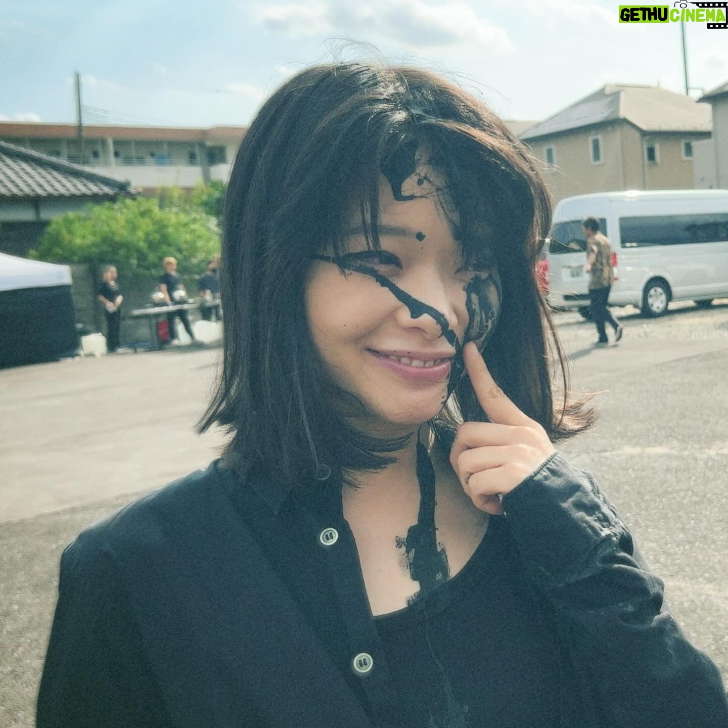 Yukino Kishii Instagram - 内山拓也監督作品 映画「若き見知らぬ者たち」 インターナショナルビジュアルが解禁されました。 2024 10/11 公開です🎬 こんな映画のポスター、みたことないでしょう。公式Instagramも開設されました。 アートディレクターは井上嗣也さん フォトグラファーは吉田多麻希さんです☺️ #若き見知らぬ者たち 💐 早く観てもらいたいなあ。 たのしみにしていてください!!! わたしは絶賛舞台稽古中です。こちらもアツいです。🔥