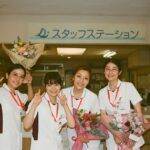 Yukino Kishii Instagram - 『お別れホスピタル』 本当に本当に、有難うございました！！！ 死ぬことは生きること。生きることは死ぬこと。 それ以外はまだ分からない、おわらない問いです。 もしかしたら、いつかわたしもお別れホスピタルのような、療養病棟にお世話になるかもしれないですよね。 わたしはこのドラマに携わって、思うことがありました。 いつか療養に行くとしたら、 人生の最期に、まだ、新しい出会いがあるなんて、それってすごいことだなと それはきっと、私がどんな状況でも、ゆたかなことなのだと。 今回協力してくださった先生方、看護師の方々、 沖田さんの原作と安達さんの脚本、演出の柴田さん笠浦さん、共演者のみなさん、スタッフさん、みんなみんなみんな、一緒だったから最終回まで作り上げることができました。 ありがとうございます！ なにより、観てくださったみなさま、有難うございました。 再放送や、オンデマンドでぜひ何度でも観てください。 辺見はいつでもそこにいます。 実際に働いてらっしゃる方に深い尊敬を込めて。 わたしもみんなにまた会いたいです🍢🍬