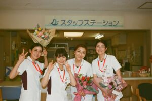 Yukino Kishii Instagram - 『お別れホスピタル』
本当に本当に、有難うございました！！！
死ぬことは生きること。生きることは死ぬこと。
それ以外はまだ分からない、おわらない問いです。

もしかしたら、いつかわたしもお別れホスピタルのような、療養病棟にお世話になるかもしれないですよね。
わたしはこのドラマに携わって、思うことがありました。
いつか療養に行くとしたら、
人生の最期に、まだ、新しい出会いがあるなんて、それってすごいことだなと
それはきっと、私がどんな状況でも、ゆたかなことなのだと。

今回協力してくださった先生方、看護師の方々、
沖田さんの原作と安達さんの脚本、演出の柴田さん笠浦さん、共演者のみなさん、スタッフさん、みんなみんなみんな、一緒だったから最終回まで作り上げることができました。
ありがとうございます！

なにより、観てくださったみなさま、有難うございました。
再放送や、オンデマンドでぜひ何度でも観てください。
辺見はいつでもそこにいます。
実際に働いてらっしゃる方に深い尊敬を込めて。
わたしもみんなにまた会いたいです🍢🍬