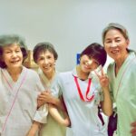 Yukino Kishii Instagram - お別れホスピタル 一話視聴してくださった方有難うございました。 NHKオンデマンドで観れますのでぜひ見てください。 仙道さん、慈ちゃん、わんちゃん、長村くんの 看護師チームと（うまくピントあわなくてごめんなさい😭） 白川和子さん、松金よね子さん、丘みつこさん まぁむちゃんたちです！！ 窓外に海が見えていかにもロケようですがスタジオです。 すごいね🥲🥲 一話のなかで、もう、すでに忘れられないたくさんのことが起きましたが 楽屋ではたのしくおしゃべりしていました。🐝 二話も色々と。すこし賑やかで、でもここにはだれかの最期がいつもすぐそばにあります。 それはもしかしたらどこにいても、みんな同じなのかもしれません。