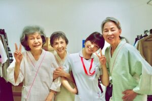 Yukino Kishii Instagram - お別れホスピタル
一話視聴してくださった方有難うございました。
NHKオンデマンドで観れますのでぜひ見てください。
仙道さん、慈ちゃん、わんちゃん、長村くんの
看護師チームと（うまくピントあわなくてごめんなさい😭）
白川和子さん、松金よね子さん、丘みつこさん
まぁむちゃんたちです！！
窓外に海が見えていかにもロケようですがスタジオです。
すごいね🥲🥲

一話のなかで、もう、すでに忘れられないたくさんのことが起きましたが
楽屋ではたのしくおしゃべりしていました。🐝

二話も色々と。すこし賑やかで、でもここにはだれかの最期がいつもすぐそばにあります。
それはもしかしたらどこにいても、みんな同じなのかもしれません。