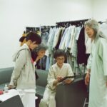 Yukino Kishii Instagram - お別れホスピタル 一話視聴してくださった方有難うございました。 NHKオンデマンドで観れますのでぜひ見てください。 仙道さん、慈ちゃん、わんちゃん、長村くんの 看護師チームと（うまくピントあわなくてごめんなさい😭） 白川和子さん、松金よね子さん、丘みつこさん まぁむちゃんたちです！！ 窓外に海が見えていかにもロケようですがスタジオです。 すごいね🥲🥲 一話のなかで、もう、すでに忘れられないたくさんのことが起きましたが 楽屋ではたのしくおしゃべりしていました。🐝 二話も色々と。すこし賑やかで、でもここにはだれかの最期がいつもすぐそばにあります。 それはもしかしたらどこにいても、みんな同じなのかもしれません。