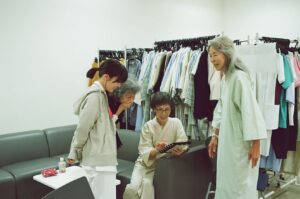 Yukino Kishii Instagram - お別れホスピタル
一話視聴してくださった方有難うございました。
NHKオンデマンドで観れますのでぜひ見てください。
仙道さん、慈ちゃん、わんちゃん、長村くんの
看護師チームと（うまくピントあわなくてごめんなさい😭）
白川和子さん、松金よね子さん、丘みつこさん
まぁむちゃんたちです！！
窓外に海が見えていかにもロケようですがスタジオです。
すごいね🥲🥲

一話のなかで、もう、すでに忘れられないたくさんのことが起きましたが
楽屋ではたのしくおしゃべりしていました。🐝

二話も色々と。すこし賑やかで、でもここにはだれかの最期がいつもすぐそばにあります。
それはもしかしたらどこにいても、みんな同じなのかもしれません。