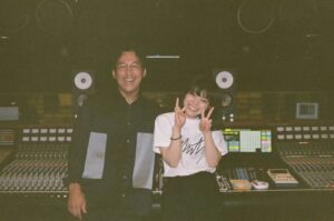 Yukino Kishii Instagram - 三井住友フィナンシャルグループ
「#カラフルな人びと 白井櫻」篇では
#フラワーカンパニーズ　の
『深夜高速』の歌唱も担当しています

録音のときの写真🎤

音楽担当の福島節さんと。
異国のロケからずっと！！！！！！！
有難うございました😊🥭🏝️