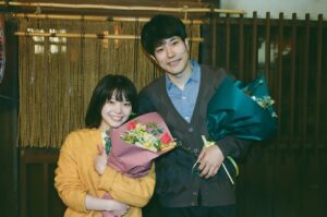 Yukino Kishii Instagram - 『お別れホスピタル』
本当に本当に、有難うございました！！！
死ぬことは生きること。生きることは死ぬこと。
それ以外はまだ分からない、おわらない問いです。

もしかしたら、いつかわたしもお別れホスピタルのような、療養病棟にお世話になるかもしれないですよね。
わたしはこのドラマに携わって、思うことがありました。
いつか療養に行くとしたら、
人生の最期に、まだ、新しい出会いがあるなんて、それってすごいことだなと
それはきっと、私がどんな状況でも、ゆたかなことなのだと。

今回協力してくださった先生方、看護師の方々、
沖田さんの原作と安達さんの脚本、演出の柴田さん笠浦さん、共演者のみなさん、スタッフさん、みんなみんなみんな、一緒だったから最終回まで作り上げることができました。
ありがとうございます！

なにより、観てくださったみなさま、有難うございました。
再放送や、オンデマンドでぜひ何度でも観てください。
辺見はいつでもそこにいます。
実際に働いてらっしゃる方に深い尊敬を込めて。
わたしもみんなにまた会いたいです🍢🍬