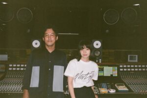 Yukino Kishii Instagram - 三井住友フィナンシャルグループ
「#カラフルな人びと 白井櫻」篇では
#フラワーカンパニーズ　の
『深夜高速』の歌唱も担当しています

録音のときの写真🎤

音楽担当の福島節さんと。
異国のロケからずっと！！！！！！！
有難うございました😊🥭🏝️
