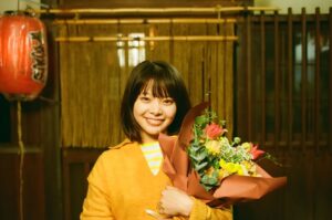 Yukino Kishii Instagram - 『お別れホスピタル』
本当に本当に、有難うございました！！！
死ぬことは生きること。生きることは死ぬこと。
それ以外はまだ分からない、おわらない問いです。

もしかしたら、いつかわたしもお別れホスピタルのような、療養病棟にお世話になるかもしれないですよね。
わたしはこのドラマに携わって、思うことがありました。
いつか療養に行くとしたら、
人生の最期に、まだ、新しい出会いがあるなんて、それってすごいことだなと
それはきっと、私がどんな状況でも、ゆたかなことなのだと。

今回協力してくださった先生方、看護師の方々、
沖田さんの原作と安達さんの脚本、演出の柴田さん笠浦さん、共演者のみなさん、スタッフさん、みんなみんなみんな、一緒だったから最終回まで作り上げることができました。
ありがとうございます！

なにより、観てくださったみなさま、有難うございました。
再放送や、オンデマンドでぜひ何度でも観てください。
辺見はいつでもそこにいます。
実際に働いてらっしゃる方に深い尊敬を込めて。
わたしもみんなにまた会いたいです🍢🍬