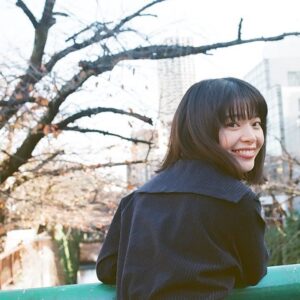Yukino Kishii Instagram - 今週のスピリッツ📚
表紙巻頭です
よかったら見てください😊
沖田さんがドラマの撮影現場にきてくださいました💫
ドラマには出てこないキャラクターがいて
沖田さんと共演者のみなさんとキャスト予想してみましたが
誰も思い浮かびませんでした😂

土曜ドラマ【#お別れホスピタル】
原作 #沖田×華 
脚本 #安達奈緒子 
音楽 #清水靖晃