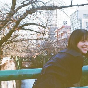 Yukino Kishii Instagram - 今週のスピリッツ📚
表紙巻頭です
よかったら見てください😊
沖田さんがドラマの撮影現場にきてくださいました💫
ドラマには出てこないキャラクターがいて
沖田さんと共演者のみなさんとキャスト予想してみましたが
誰も思い浮かびませんでした😂

土曜ドラマ【#お別れホスピタル】
原作 #沖田×華 
脚本 #安達奈緒子 
音楽 #清水靖晃