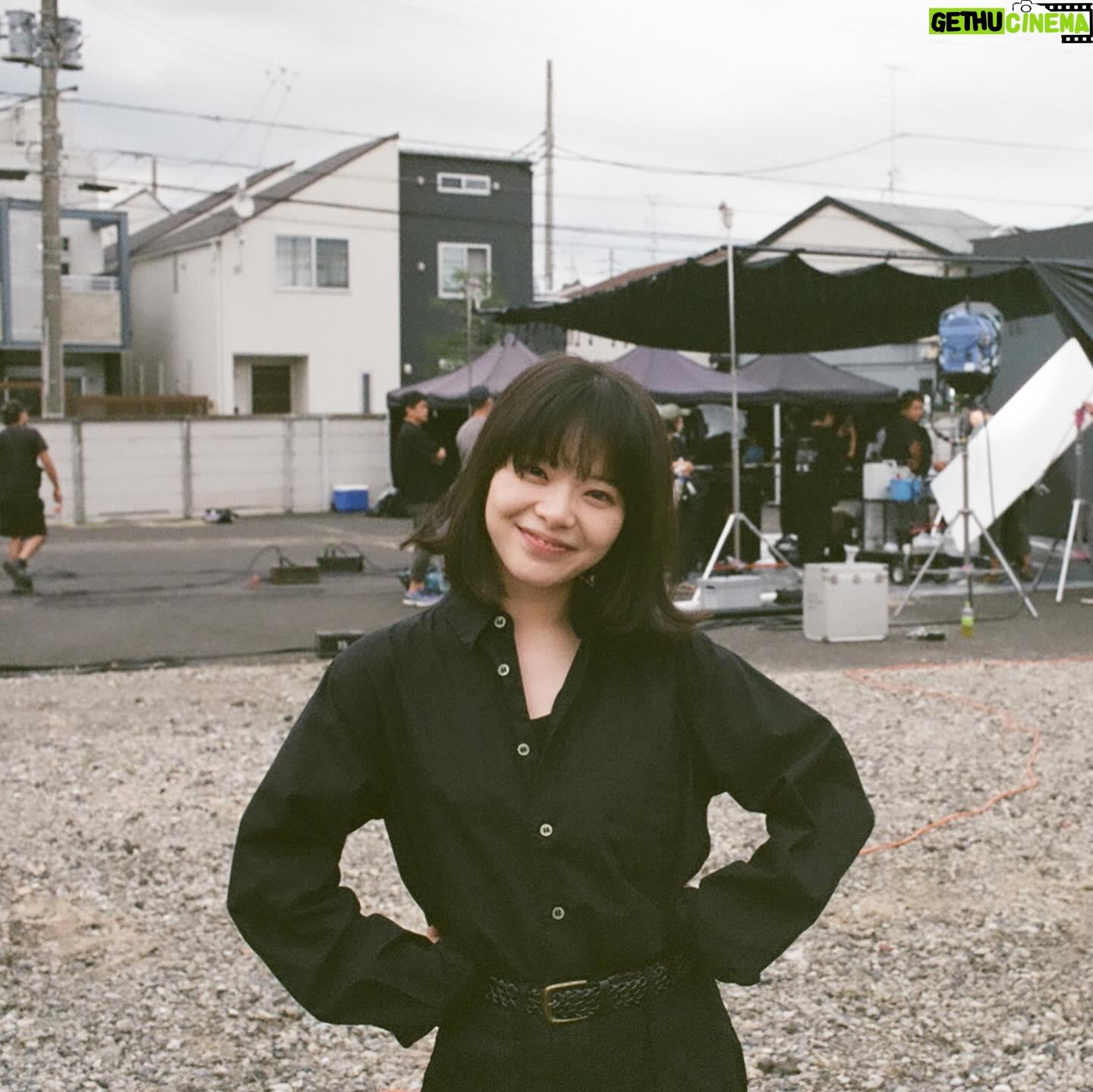 Yukino Kishii Instagram - 内山拓也監督作品 映画「若き見知らぬ者たち」 インターナショナルビジュアルが解禁されました。 2024 10/11 公開です🎬 こんな映画のポスター、みたことないでしょう。公式Instagramも開設されました。 アートディレクターは井上嗣也さん フォトグラファーは吉田多麻希さんです☺️ #若き見知らぬ者たち 💐 早く観てもらいたいなあ。 たのしみにしていてください!!! わたしは絶賛舞台稽古中です。こちらもアツいです。🔥