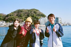 Yukino Kishii Instagram - 『お別れホスピタル』
明日夜10時からNHK総合で第三話の放送です！！
フィルムカメラで、ピン子さんと木村さんにピントが合わず申し訳ないしさみしかったのですが、ぼやけててもとても良い笑顔だ！とわかるから好きな写真です。
すばらしい共演者の皆様とスタッフさんと物語を立ち上げる時間はかけがえのないものです。
お別れホスピタルでは、見て見ぬふりをしているのともちがう、あらためて空気の存在に気づく、みたいな瞬間がよくありました！
今回も皆様の心に届きますように。