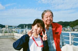 Yukino Kishii Instagram - NHK総合ドラマ『お別れホスピタル』
2/3土曜よる10時から第一話放送開始です。
本当にキャストのみなさんがあまりに素敵で心も身体も勝手に動く日々ですが
古田新太さんとも忘れられない瞬間がありました。
一瞬目が合っただけで何故これほどまでに人生を感じますか？
待ち時間には嬉しそうにお酒の話をしているのに。
きっと観ている方も？！となると思います。
古田さんと朝焼け、覚えておいてくださいね😊

2月3日スタート
土曜ドラマ【#お別れホスピタル】
原作 #沖田×華 
脚本 #安達奈緒子 
音楽 #清水靖晃 
#古田新太
#岸井ゆきの
