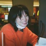 Yukino Kishii Instagram - 2024年になりましたね。 年明けからさまざまなことが起きていてあいさつがおくれました。わたしは元気でいます。今年もよろしくおねがい致します。 今日は特段冷えますからどうか皆様あたたく、お身体大事に。 連日『お別れホスピタル』を撮っています。 そろそろ他の共演者の方々のことをお話しできそうです☺️ 📸花ちゃん（ @dosukoi87 ）にしょうもない瞬間の説明をしてる写真☺️ あと年末にポストした写真くちびるにみたらしついてましたから