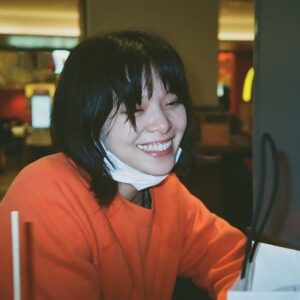 Yukino Kishii Instagram - 2024年になりましたね。
年明けからさまざまなことが起きていてあいさつがおくれました。わたしは元気でいます。今年もよろしくおねがい致します。
今日は特段冷えますからどうか皆様あたたく、お身体大事に。
連日『お別れホスピタル』を撮っています。
そろそろ他の共演者の方々のことをお話しできそうです☺️

📸花ちゃん（ @dosukoi87 ）にしょうもない瞬間の説明をしてる写真☺️
あと年末にポストした写真くちびるにみたらしついてましたから