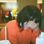 Yukino Kishii Instagram - 2024年になりましたね。 年明けからさまざまなことが起きていてあいさつがおくれました。わたしは元気でいます。今年もよろしくおねがい致します。 今日は特段冷えますからどうか皆様あたたく、お身体大事に。 連日『お別れホスピタル』を撮っています。 そろそろ他の共演者の方々のことをお話しできそうです☺️ 📸花ちゃん（ @dosukoi87 ）にしょうもない瞬間の説明をしてる写真☺️ あと年末にポストした写真くちびるにみたらしついてましたから