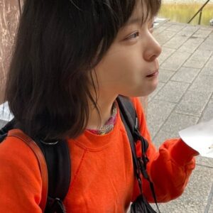 Yukino Kishii Instagram - 2024年になりましたね。
年明けからさまざまなことが起きていてあいさつがおくれました。わたしは元気でいます。今年もよろしくおねがい致します。
今日は特段冷えますからどうか皆様あたたく、お身体大事に。
連日『お別れホスピタル』を撮っています。
そろそろ他の共演者の方々のことをお話しできそうです☺️

📸花ちゃん（ @dosukoi87 ）にしょうもない瞬間の説明をしてる写真☺️
あと年末にポストした写真くちびるにみたらしついてましたから