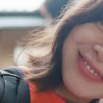 Yukino Kishii Instagram - 2024年になりましたね。 年明けからさまざまなことが起きていてあいさつがおくれました。わたしは元気でいます。今年もよろしくおねがい致します。 今日は特段冷えますからどうか皆様あたたく、お身体大事に。 連日『お別れホスピタル』を撮っています。 そろそろ他の共演者の方々のことをお話しできそうです☺️ 📸花ちゃん（ @dosukoi87 ）にしょうもない瞬間の説明をしてる写真☺️ あと年末にポストした写真くちびるにみたらしついてましたから