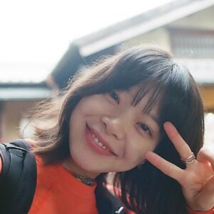 Yukino Kishii Instagram - 今年も気にかけてくださった方々、お世話になった方々、有難うございました。
昨年からケイコ　（ @movie_keiko2022 ）で年を跨いで、海外によく行きましたし、いくつかの映画賞をいただき、特別な年でした。ありがとうございます。
今年もあたらしい映画に取り組むことができて、慎重な時間が今になって勇気をくれます。

やっと見つけた自分の眼差しと確固たる意志を借りて、小さく、ゆっくり、でも着実に🫶、進みます🥊

それでは、来年はNHK総合:ドラマ『お別れホスピタル』観てくださいね

わたしのだいすきな花ちゃん（ @dosukoi87 ）は名カメラマン！！！！！
良いお年をお迎えください🌼