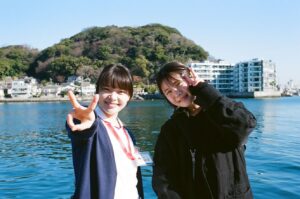 Yukino Kishii Instagram - 『お別れホスピタル』
明日夜10時からNHK総合で第三話の放送です！！
フィルムカメラで、ピン子さんと木村さんにピントが合わず申し訳ないしさみしかったのですが、ぼやけててもとても良い笑顔だ！とわかるから好きな写真です。
すばらしい共演者の皆様とスタッフさんと物語を立ち上げる時間はかけがえのないものです。
お別れホスピタルでは、見て見ぬふりをしているのともちがう、あらためて空気の存在に気づく、みたいな瞬間がよくありました！
今回も皆様の心に届きますように。