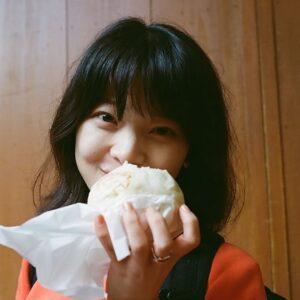 Yukino Kishii Instagram - 今年も気にかけてくださった方々、お世話になった方々、有難うございました。
昨年からケイコ　（ @movie_keiko2022 ）で年を跨いで、海外によく行きましたし、いくつかの映画賞をいただき、特別な年でした。ありがとうございます。
今年もあたらしい映画に取り組むことができて、慎重な時間が今になって勇気をくれます。

やっと見つけた自分の眼差しと確固たる意志を借りて、小さく、ゆっくり、でも着実に🫶、進みます🥊

それでは、来年はNHK総合:ドラマ『お別れホスピタル』観てくださいね

わたしのだいすきな花ちゃん（ @dosukoi87 ）は名カメラマン！！！！！
良いお年をお迎えください🌼