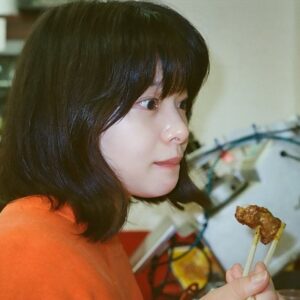 Yukino Kishii Instagram - 今年も気にかけてくださった方々、お世話になった方々、有難うございました。
昨年からケイコ　（ @movie_keiko2022 ）で年を跨いで、海外によく行きましたし、いくつかの映画賞をいただき、特別な年でした。ありがとうございます。
今年もあたらしい映画に取り組むことができて、慎重な時間が今になって勇気をくれます。

やっと見つけた自分の眼差しと確固たる意志を借りて、小さく、ゆっくり、でも着実に🫶、進みます🥊

それでは、来年はNHK総合:ドラマ『お別れホスピタル』観てくださいね

わたしのだいすきな花ちゃん（ @dosukoi87 ）は名カメラマン！！！！！
良いお年をお迎えください🌼