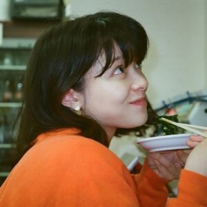 Yukino Kishii Instagram - 今年も気にかけてくださった方々、お世話になった方々、有難うございました。
昨年からケイコ　（ @movie_keiko2022 ）で年を跨いで、海外によく行きましたし、いくつかの映画賞をいただき、特別な年でした。ありがとうございます。
今年もあたらしい映画に取り組むことができて、慎重な時間が今になって勇気をくれます。

やっと見つけた自分の眼差しと確固たる意志を借りて、小さく、ゆっくり、でも着実に🫶、進みます🥊

それでは、来年はNHK総合:ドラマ『お別れホスピタル』観てくださいね

わたしのだいすきな花ちゃん（ @dosukoi87 ）は名カメラマン！！！！！
良いお年をお迎えください🌼