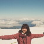 Yukino Kishii Instagram - 明日の19:30〜NHKBS4K『体感！夏のスイスアルプス』の第二回目の放送です。 登山鉄道を乗り継いでヨーロッパでいちばん高い場所にある駅・ユングフラウヨッホを目指し、アレッチ氷河を見渡せる絶景スポットへ行きました⛰️ いつか積もった雪が圧縮されて、幾星霜を経て氷河になり、今も重力によって動いている、地球の営み、現在進行形の星の出来事が目の前にありました！おたのしみに！