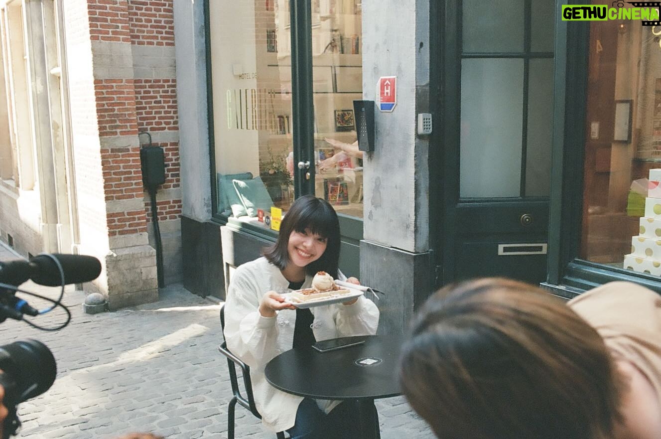 Yukino Kishii Instagram - アナザースカイまだ観れます☺️ Tverだと9/22までとかいてあります😭 あのときは最高にしあわせで本当にたのしかったです🇧🇪🧇🎨🤍 全部収録終わって、は〜ここを自分のアナザースカイにしたんだなと思いました✈️ 番組に出なかったら、12年前のことをピンポイントで振り返らなかったし、自分で思うよりもちゃんと進んでいたと気づかないまま、なんも変わってないかもって落ち込んだだろうし、よし10年後また行こうと思わなかったと思う!本当にすてきな番組💓感謝します🫂 ベルギーの景色が美しいのでぜひ観てね🥹🇧🇪