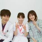 Yukino Kishii Instagram - 『お別れホスピタル』 明日夜10時からNHK総合で第三話の放送です！！ フィルムカメラで、ピン子さんと木村さんにピントが合わず申し訳ないしさみしかったのですが、ぼやけててもとても良い笑顔だ！とわかるから好きな写真です。 すばらしい共演者の皆様とスタッフさんと物語を立ち上げる時間はかけがえのないものです。 お別れホスピタルでは、見て見ぬふりをしているのともちがう、あらためて空気の存在に気づく、みたいな瞬間がよくありました！ 今回も皆様の心に届きますように。