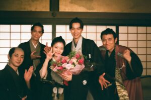 Yukino Kishii Instagram - 大奥最終回、有難うございました！！

和宮という役に出会えて、暗がりを照らす光は確かにあたたかく、それを受け取るのにも勇気も必要だということ、
そして受け取った光はまた誰かを何かを照らすことができるのだとあらためて感じました！
和宮を光だと言った家茂のこと、生まれたときから見守り続けていてくれた土御門のこと、真実を伝えてくれた能登、わるいおたあさんでごめんなぁのおたあさん、同じ悲しみを持つ天璋院、大奥に全てを捧げようとした瀧山〜〜
言い出したらきりがないですね

そして和宮にはかかせない京言葉をずっとそばにいて教えてくださった絵島役であり京ことば指導の三谷さん、ほんとうに有難うございました！
江戸弁の勝さんも最終的に話のわかる漢、西郷どんもかっこよかったです
またNHKプラスなどでみてくださいー！