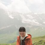 Yukino Kishii Instagram – BS4K『体感!夏のスイスアルプス』が今夜7:30〜放送されます⛰️🇨🇭🌼
第一回目の今日はアルプスの大自然や伝統的な暮らしに触れる旅です。
アルプスでハイキング🥾
牛は歩くたびカウベルを鳴らして、自由で、人懐こくて可愛くて、生きているにおいにあふれていて、それぞれのいのちといっしょに生きている、美しくてたくましい生活の景色でした!
さっき搾乳されたミルクでチーズを作る工程をお手伝いして、そのあと雲の上のお花畑で今ここでしか見られない花々を観察しました。
岩壁に咲く花はエネルギーに溢れ紫外線の関係で色がとても鮮やかです。
ガイドをしてくださったやなるさんと、あれはなに?どうして?これは?をくりかえして何度も立ち止まりました。ありがとうございます。
来週の第二回はアレッチ氷河を観に、登山鉄道でユングラウヨッホへ向かいます。
ひとまず今夜の放送をお楽しみに!
