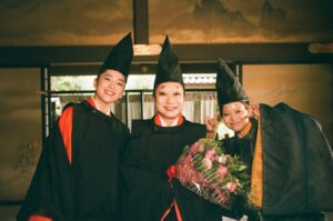 Yukino Kishii Instagram - 大奥最終回、有難うございました！！

和宮という役に出会えて、暗がりを照らす光は確かにあたたかく、それを受け取るのにも勇気も必要だということ、
そして受け取った光はまた誰かを何かを照らすことができるのだとあらためて感じました！
和宮を光だと言った家茂のこと、生まれたときから見守り続けていてくれた土御門のこと、真実を伝えてくれた能登、わるいおたあさんでごめんなぁのおたあさん、同じ悲しみを持つ天璋院、大奥に全てを捧げようとした瀧山〜〜
言い出したらきりがないですね

そして和宮にはかかせない京言葉をずっとそばにいて教えてくださった絵島役であり京ことば指導の三谷さん、ほんとうに有難うございました！
江戸弁の勝さんも最終的に話のわかる漢、西郷どんもかっこよかったです
またNHKプラスなどでみてくださいー！