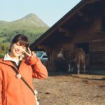 Yukino Kishii Instagram – BS4K『体感！夏のスイスアルプス』が今夜7:30〜放送されます⛰️🇨🇭🌼
第一回目の今日はアルプスの大自然や伝統的な暮らしに触れる旅です。
アルプスでハイキング🥾
牛は歩くたびカウベルを鳴らして、自由で、人懐こくて可愛くて、生きているにおいにあふれていて、それぞれのいのちといっしょに生きている、美しくてたくましい生活の景色でした！
さっき搾乳されたミルクでチーズを作る工程をお手伝いして、そのあと雲の上のお花畑で今ここでしか見られない花々を観察しました。
岩壁に咲く花はエネルギーに溢れ紫外線の関係で色がとても鮮やかです。
ガイドをしてくださったやなるさんと、あれはなに？どうして？これは？をくりかえして何度も立ち止まりました。ありがとうございます。
来週の第二回はアレッチ氷河を観に、登山鉄道でユングラウヨッホへ向かいます。
ひとまず今夜の放送をお楽しみに！