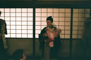 Yukino Kishii Instagram - 大奥最終回、有難うございました！！

和宮という役に出会えて、暗がりを照らす光は確かにあたたかく、それを受け取るのにも勇気も必要だということ、
そして受け取った光はまた誰かを何かを照らすことができるのだとあらためて感じました！
和宮を光だと言った家茂のこと、生まれたときから見守り続けていてくれた土御門のこと、真実を伝えてくれた能登、わるいおたあさんでごめんなぁのおたあさん、同じ悲しみを持つ天璋院、大奥に全てを捧げようとした瀧山〜〜
言い出したらきりがないですね

そして和宮にはかかせない京言葉をずっとそばにいて教えてくださった絵島役であり京ことば指導の三谷さん、ほんとうに有難うございました！
江戸弁の勝さんも最終的に話のわかる漢、西郷どんもかっこよかったです
またNHKプラスなどでみてくださいー！