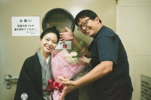 Yukino Kishii Instagram - 大奥最終回、有難うございました！！

和宮という役に出会えて、暗がりを照らす光は確かにあたたかく、それを受け取るのにも勇気も必要だということ、
そして受け取った光はまた誰かを何かを照らすことができるのだとあらためて感じました！
和宮を光だと言った家茂のこと、生まれたときから見守り続けていてくれた土御門のこと、真実を伝えてくれた能登、わるいおたあさんでごめんなぁのおたあさん、同じ悲しみを持つ天璋院、大奥に全てを捧げようとした瀧山〜〜
言い出したらきりがないですね

そして和宮にはかかせない京言葉をずっとそばにいて教えてくださった絵島役であり京ことば指導の三谷さん、ほんとうに有難うございました！
江戸弁の勝さんも最終的に話のわかる漢、西郷どんもかっこよかったです
またNHKプラスなどでみてくださいー！