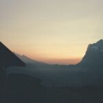 Yukino Kishii Instagram – BS4K『体感!夏のスイスアルプス』が今夜7:30〜放送されます⛰️🇨🇭🌼
第一回目の今日はアルプスの大自然や伝統的な暮らしに触れる旅です。
アルプスでハイキング🥾
牛は歩くたびカウベルを鳴らして、自由で、人懐こくて可愛くて、生きているにおいにあふれていて、それぞれのいのちといっしょに生きている、美しくてたくましい生活の景色でした!
さっき搾乳されたミルクでチーズを作る工程をお手伝いして、そのあと雲の上のお花畑で今ここでしか見られない花々を観察しました。
岩壁に咲く花はエネルギーに溢れ紫外線の関係で色がとても鮮やかです。
ガイドをしてくださったやなるさんと、あれはなに?どうして?これは?をくりかえして何度も立ち止まりました。ありがとうございます。
来週の第二回はアレッチ氷河を観に、登山鉄道でユングラウヨッホへ向かいます。
ひとまず今夜の放送をお楽しみに!