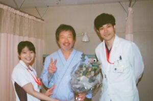 Yukino Kishii Instagram - 『お別れホスピタル』
明日夜10時からNHK総合で第三話の放送です！！
フィルムカメラで、ピン子さんと木村さんにピントが合わず申し訳ないしさみしかったのですが、ぼやけててもとても良い笑顔だ！とわかるから好きな写真です。
すばらしい共演者の皆様とスタッフさんと物語を立ち上げる時間はかけがえのないものです。
お別れホスピタルでは、見て見ぬふりをしているのともちがう、あらためて空気の存在に気づく、みたいな瞬間がよくありました！
今回も皆様の心に届きますように。
