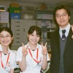 Yukino Kishii Instagram - 『お別れホスピタル』 明日夜10時からNHK総合で第三話の放送です！！ フィルムカメラで、ピン子さんと木村さんにピントが合わず申し訳ないしさみしかったのですが、ぼやけててもとても良い笑顔だ！とわかるから好きな写真です。 すばらしい共演者の皆様とスタッフさんと物語を立ち上げる時間はかけがえのないものです。 お別れホスピタルでは、見て見ぬふりをしているのともちがう、あらためて空気の存在に気づく、みたいな瞬間がよくありました！ 今回も皆様の心に届きますように。