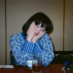 Yukino Kishii Instagram - 2/11は誕生日でした🎂
メッセージをくれた方、気にかけてくださった方、有難うございました。今取り組んでいる組のみなさんと日付を跨ぎました✨ありがとうございます😊

あたらしいことといえば
大人計画（！）の舞台に出演します。
演目は『ふくすけー歌舞伎町黙示録ー』です。
ほんとうにうれしい、うれしかった！
わたしは何か始まる前が一番こわくて、今、こころだけがざわついて、だからいつものこと、いよいよほんとうに始まるってこと。

わたしは大切な人のために優れた言葉を渡すことはできないけど、言い尽くされたことばを心から伝えることができます。聞き慣れた言葉の力を知っています。
取るに足らない時間が、それこそが取るに足るものだと。

では、土曜日のよる10時からNHK総合『お別れホスピタル』第三話、みてくださいね。