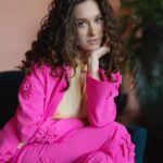 Yuliya Frants Instagram - Еще в детстве я читал, что вечерний Париж пахнет кофе, бензином, духами. А попробуй-ка описать, чем пахнет по вечерам бойкая улица японского города! Из книги «Сакура и дуб» Фото @funkynat.ru 💚 Стиль @kseniya_akulova 💚 Макияж/укладка @ms_leonova 💚