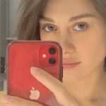 Yuliya Frants Instagram – Преодолев свою лень, залечив пару травм, которые я получила несколько лет назад, постепенно начинаю возвращать свои мышцы в порядок. Мне предстоит большая работа и это радует потому как спустя два месяца занятий словила себя на подзабытом ощущении подъёма энергии после спорта, хотя по моей трясущейся походке из-за зала так прямо и не скажешь😅
В детстве я мечтала заниматься каким-нибудь видом боевых искусств, но у меня не было такой возможности и несмотря на то, что сейчас я владею сценическим боем-мечту пока я так и не исполнила. Я осознанно, постепенно вливаюсь и подготавливаю свой организм с помощью нагрузок, работой на растяжку, чтобы все же попробовать новое направление исключительно для себя-безусловно это не закрытый гештальт. Направление пока не выбрано, так что, если вы что-то знаете о них (тавтология мое все😅), то напишите. Буду благодарна🤪Я тут даже не дилетант, а полный ноль)