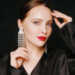 Yuliya Khlynina Instagram - Это был последний день фестиваля молодого кино «Новое движение» в красивом городе Великий Новгород! Как же я была всех рада видеть) Благодарю команду, которая готовила меня к проведению церемонии закрытия ♥️ @svbelan Наряд: @tamigee.brand Укладка: @alteregoitaly.ru @nastasiyaluck Макияж: @rbg.ru @vladimirkalinchev Фото: @daryaorlova @temerina Благодарю своих прекрасных соведущих актрис @revenko.alexandra и @poliandora мы шикарно провели время)) На этом фестивале можно было посмотреть редкие интересные картины, которые еще не вышли в прокат и, возможно, выйдут только в ограниченный. Несмотря на то, что я была на фестивале один день, для меня было большим счастьем успеть посмотреть фильм молодого режиссера Вениамина Илясова «Эра», с моей подругой Марианной Шульц в главной роли. Фильм получил главный приз фестиваля 😍 Также в рамках программы фестиваля я провела свой мастер-класс для участников и гостей. Я рассказываю об этом не так давно, и мне безумно приятно, что приглашения на проведение таких встреч поступают все чаще. В начале июля, например, я провожу мастер-класс на фестивале «Новое движение», а через несколько дней ещё один — в школе кино и телевидения в Петербурге. С вами была Юлия Хлынина, и это все новости к этому часу😌