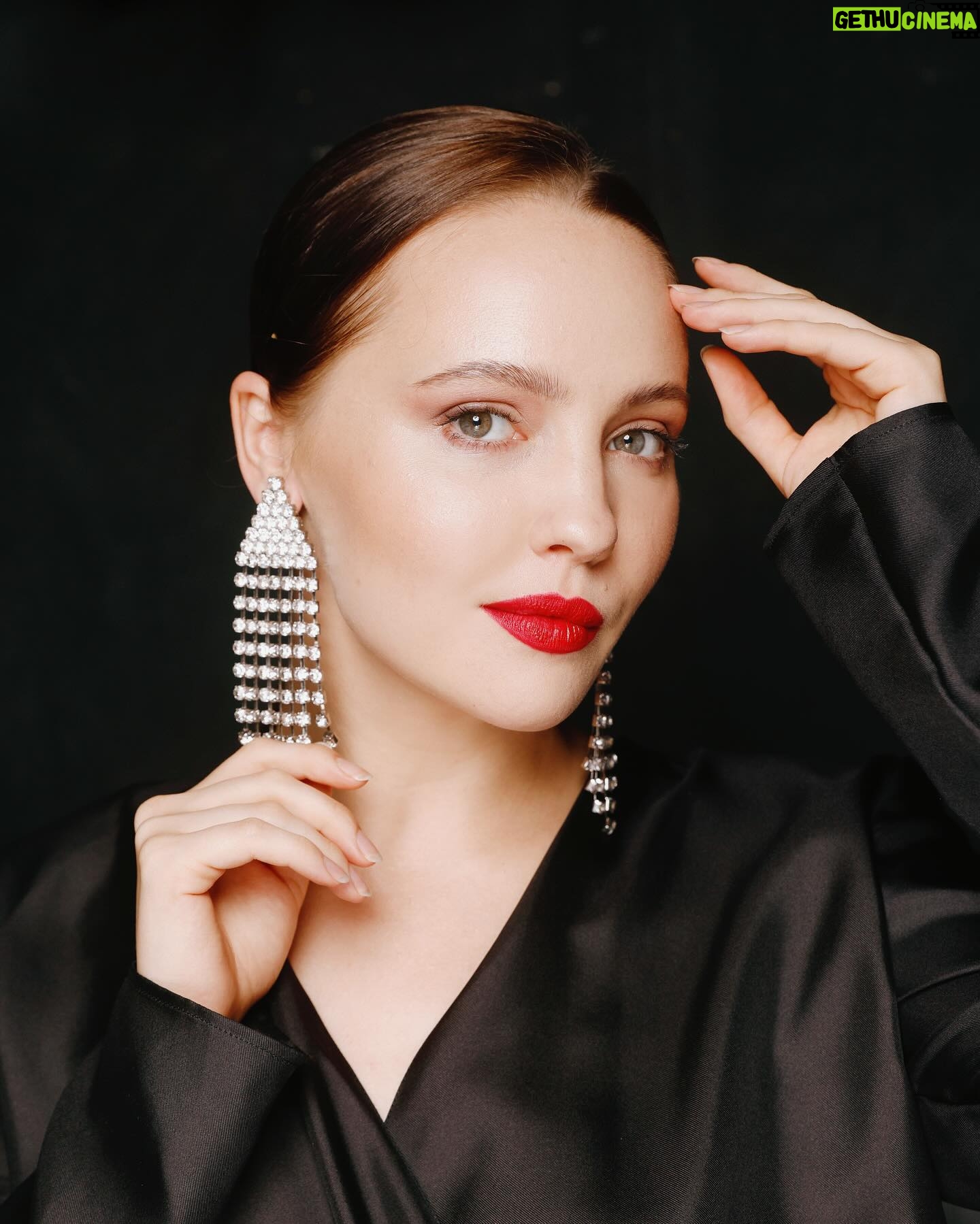 Yuliya Khlynina Instagram - Это был последний день фестиваля молодого кино «Новое движение» в красивом городе Великий Новгород! Как же я была всех рада видеть) Благодарю команду, которая готовила меня к проведению церемонии закрытия ♥️ @svbelan Наряд: @tamigee.brand Укладка: @alteregoitaly.ru @nastasiyaluck Макияж: @rbg.ru @vladimirkalinchev Фото: @daryaorlova @temerina Благодарю своих прекрасных соведущих актрис @revenko.alexandra и @poliandora мы шикарно провели время)) На этом фестивале можно было посмотреть редкие интересные картины, которые еще не вышли в прокат и, возможно, выйдут только в ограниченный. Несмотря на то, что я была на фестивале один день, для меня было большим счастьем успеть посмотреть фильм молодого режиссера Вениамина Илясова «Эра», с моей подругой Марианной Шульц в главной роли. Фильм получил главный приз фестиваля 😍 Также в рамках программы фестиваля я провела свой мастер-класс для участников и гостей. Я рассказываю об этом не так давно, и мне безумно приятно, что приглашения на проведение таких встреч поступают все чаще. В начале июля, например, я провожу мастер-класс на фестивале «Новое движение», а через несколько дней ещё один — в школе кино и телевидения в Петербурге. С вами была Юлия Хлынина, и это все новости к этому часу😌