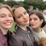 Yuliya Khlynina Instagram - То, что осталось за кадром🎬 «Первый класс» на @ivi_official с 23 мая🤍 Классная история, классная команда, классный Питер 23! Про трех подруг, про детей, мужей, школу, принципы и не только..) Режиссер @samoshina Оператор Яна Риц @nadiarekhter И крутейшая команда!